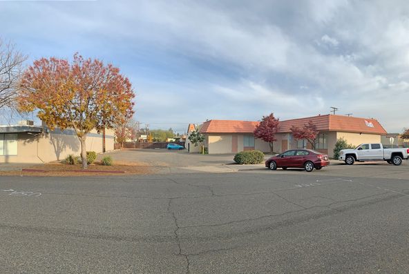 Professional Office Spaces Available in Visalia, CA: 636 W Oak Ave, Visalia, CA 93291
